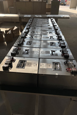 Pila secondaria di rivestimento esterna del litio 48V 96V 100AH 150AH fuori dai sistemi di batteria al litio di griglia