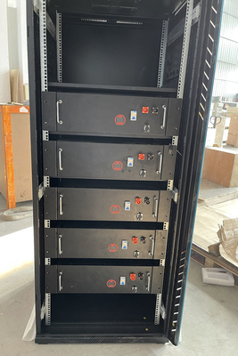 Pila secondaria di rivestimento esterna del litio 48V 96V 100AH 150AH fuori dai sistemi di batteria al litio di griglia